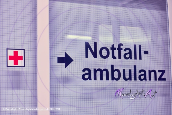 Notaufnahme - Notfallambulanz - Schriftzug auf einer Glastür