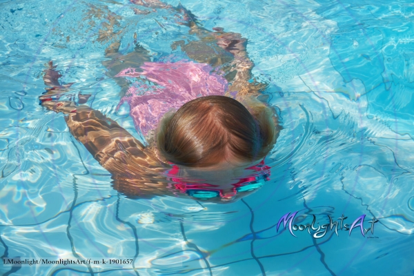 Kind - Mädchen - Freizeit - tauchen - Pool - schwimmen