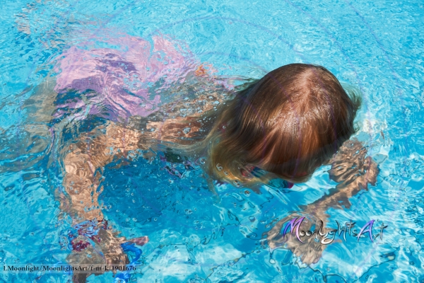 Kind - Freizeit - Mädchen - tauchen - Pool - schwimmen