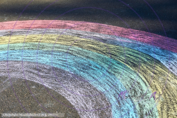 Regenbogen Zeichnung mit Straßenmalkreide
