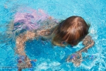 Mädchen taucht im Pool