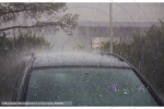 Wolkenbruch mit Regen und Hagel trifft Auto