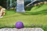 Minigolf - Ball liegt am Abschlagpunkt