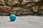 Minigolf - Ball liegt vor der Mauer